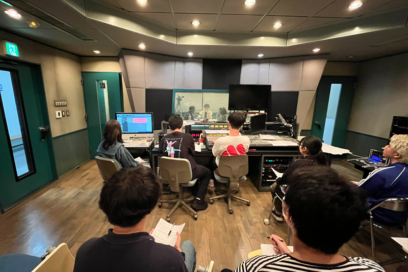 <p>東放学園専門学校のラジオスタジオにてマツモトクラブさん出演のポッドキャスト番組『CLUB the RADIO』を収録</p>