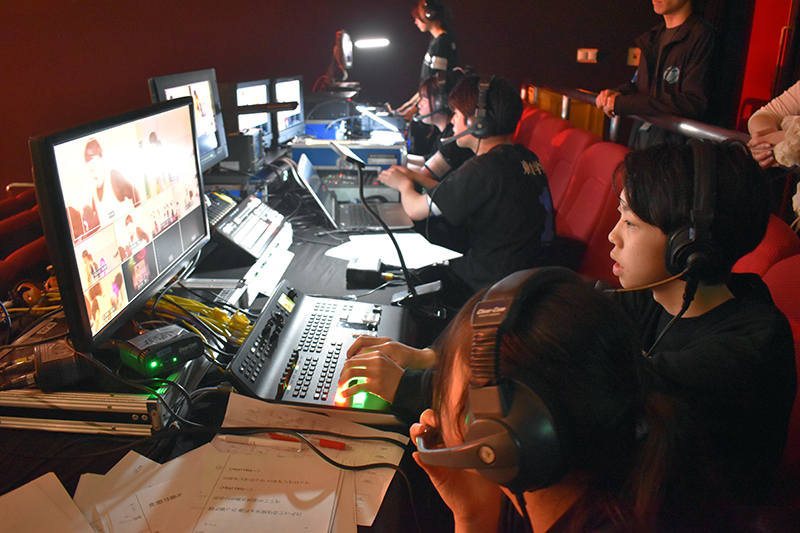 <p>どのカメラの映像を使用するか選択するスイッチングの様子</p>