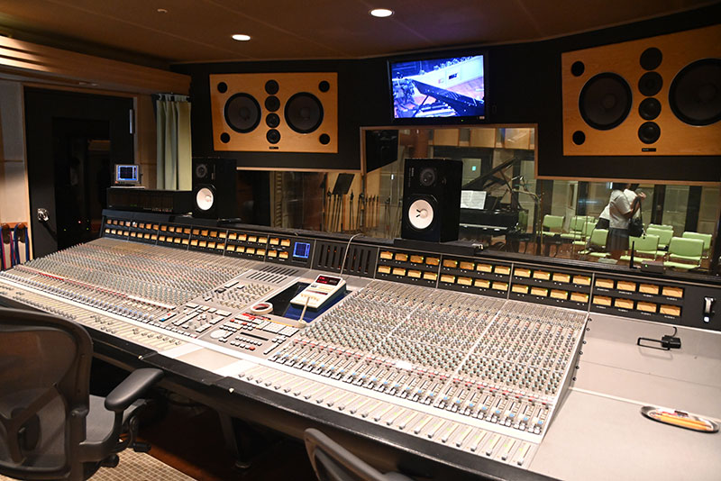 back number、坂本龍一も利用したスタジオへ!「音響ハウス現場探究ツアー」を開催