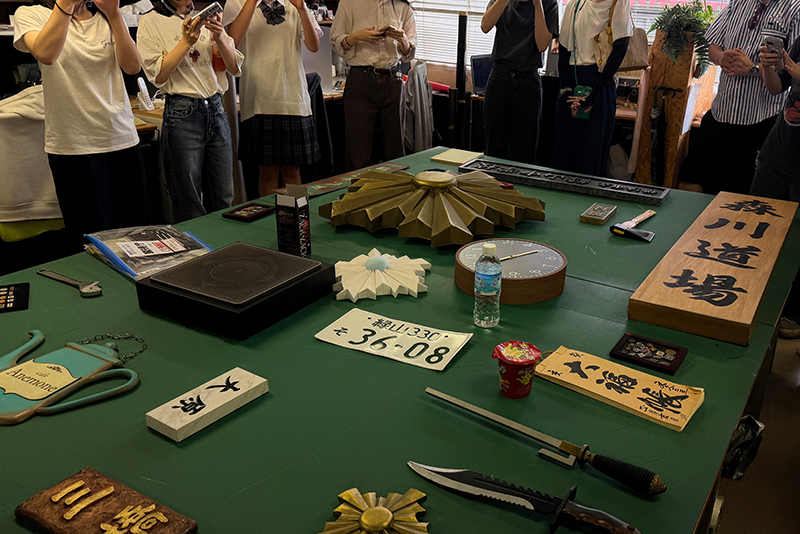 看板や提灯、お菓子のパッケージなど、ドラマやバラエティで使われる美術品を制作している（株）伊佐梅の作業場