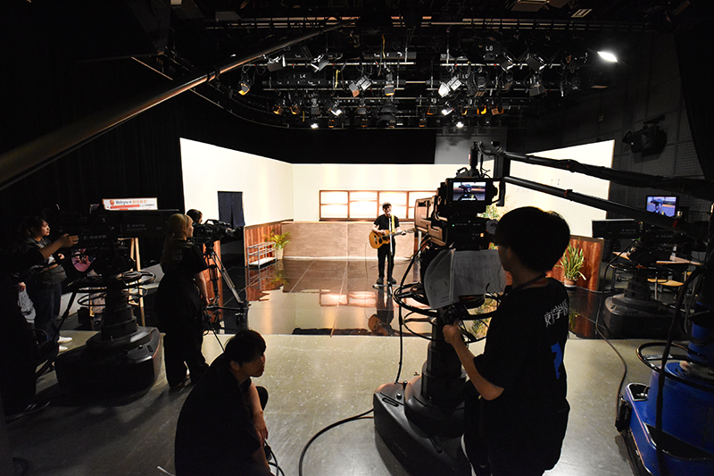 5学科合同実習「番組制作演習」で学生企画の番組を毎週収録！