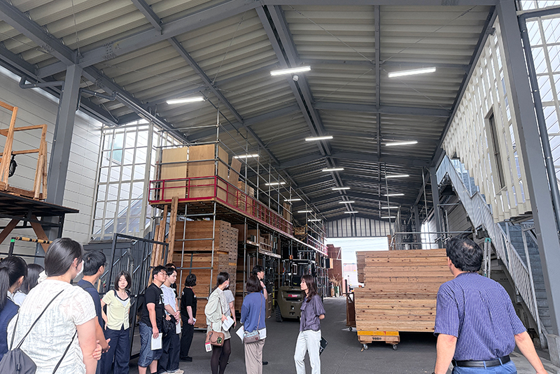 <p>美術倉庫や作業場を見学</p>