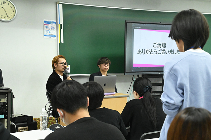 <p>学生からの質問の一つひとつに丁寧にお答えいただきました</p>