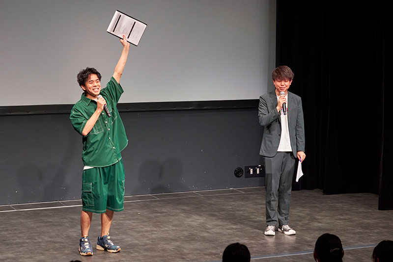 <p>MCは本校の卒業生・それもまた一興</p>