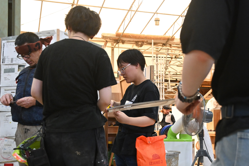 <p>【大道具】（株）チトセアートの作業場にて、大道具スタッフの方のご指導のもと、セットづくりをサポート！</p>