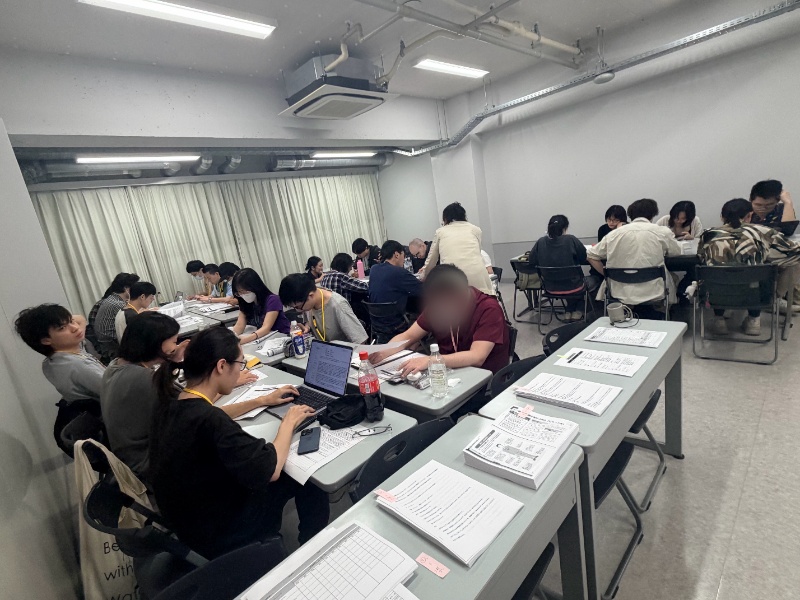 講師の先生の説明を真剣に聞いています
