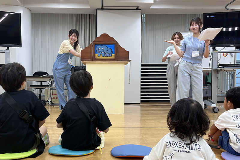 <p>紙芝居コーナーでは声優科の学生が本学園ならではの紙芝居パフォーマンスを披露</p>