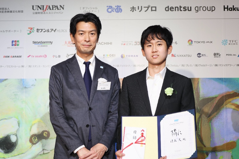 〈左〉映画ファン賞（ぴあニスト賞）プレゼンター：ぴあ株式会社 デジタルメディア・サービス事業局 局長 岡政人さん
〈右〉監督：清家天さん
※写真提供：ぴあフィルムフェスティバル