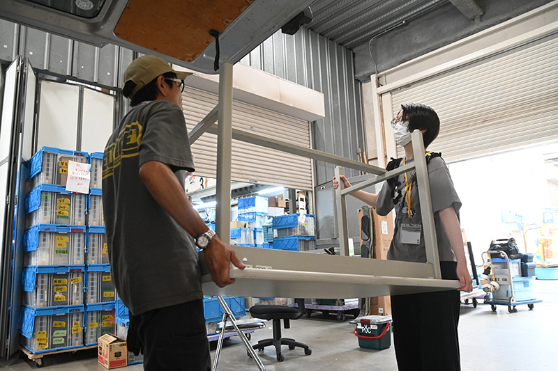 <p>【装飾】東映東京撮影所にて（株）東京美工の装飾のプロから直接ご指導いただきました</p>