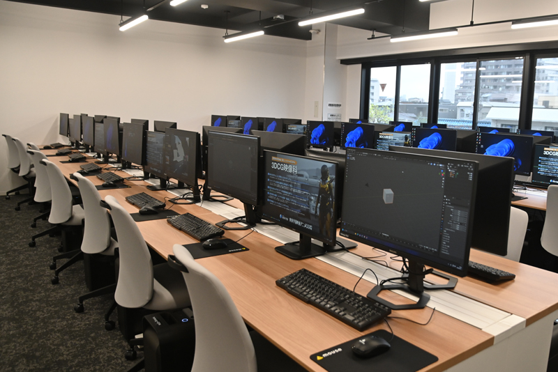 <p>ハイスペックなPCを完備したCG実習室。CG制作や映像編集などの専門分野に直結した実習を行います。創作に集中できる学習空間となっています。</p>