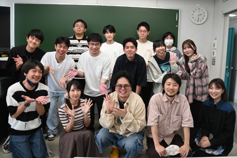 <p>学生が企画したオリジナルラジオ番組をプロが収録！</p>
