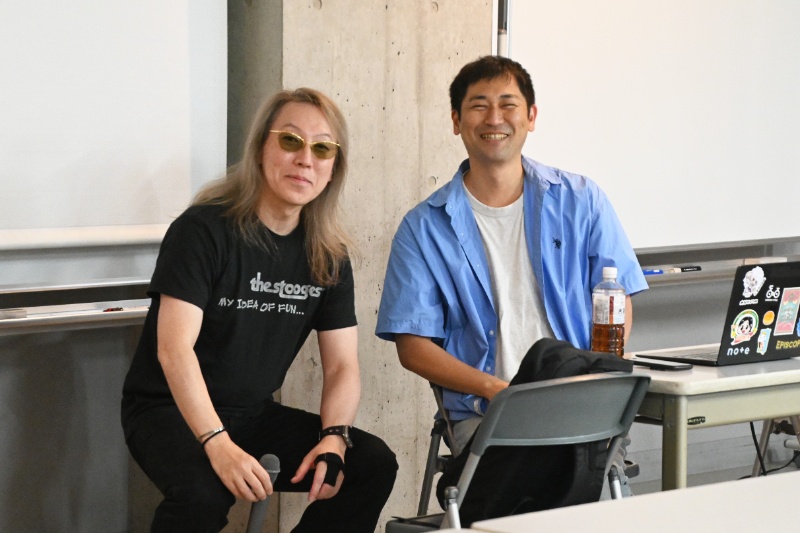 在学中に「大和ゼミ」にて指導を受けた恩師・大和先生との一枚。