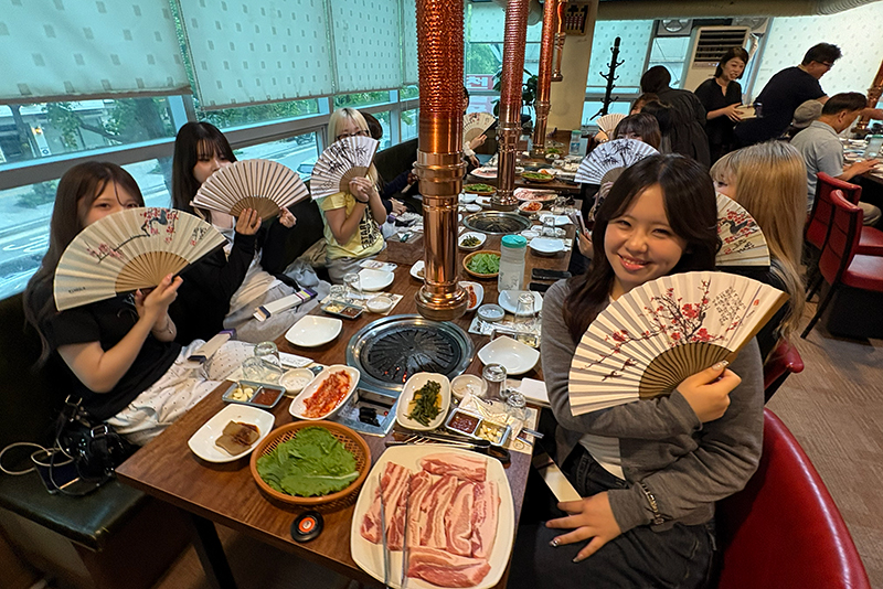 <p>みんなでサムギョプサルをいただきます！</p>