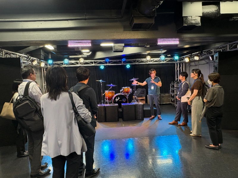 <p>こちらは、東放学園音響専門学校渋谷校舎３Fに位置するPA実習室です。複数のPAコンソール、スピーカー、PA周辺機器を完備。Zeppなどのライブハウスでも使用されているDiGiCo「Quantum338」を導入し、より原音に忠実なサウンド作りが可能になりました。ここでPAシステムについて基礎から身につけることができます。</p>