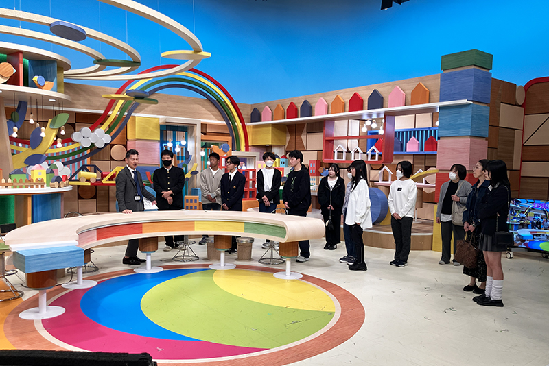 <p>実際に、『まるごと』のスタジオや収録リハーサルの様子を見学！</p>