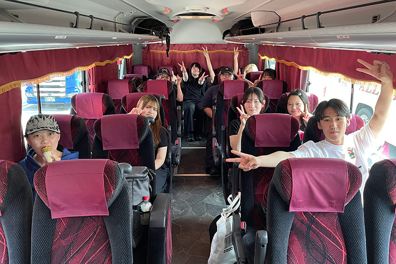 バスで会場へ向かいます！