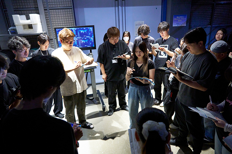 <p>ディレクターを中心に打合せ</p>