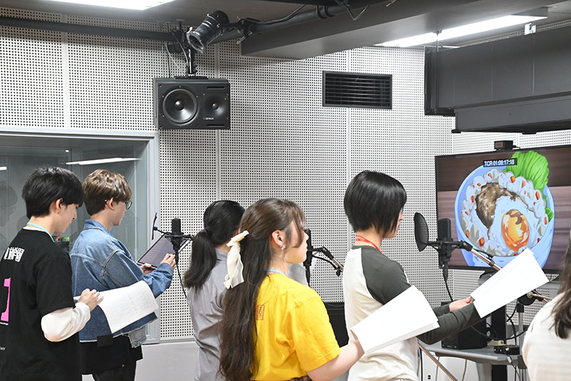 <p>高塚さんと横並びで実際のアニメ映像に声をあてました。</p>