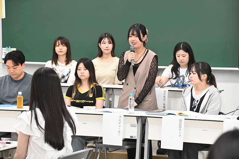 <p>プロデューサーをはじめ、各役職の学生がごあいさつ</p>