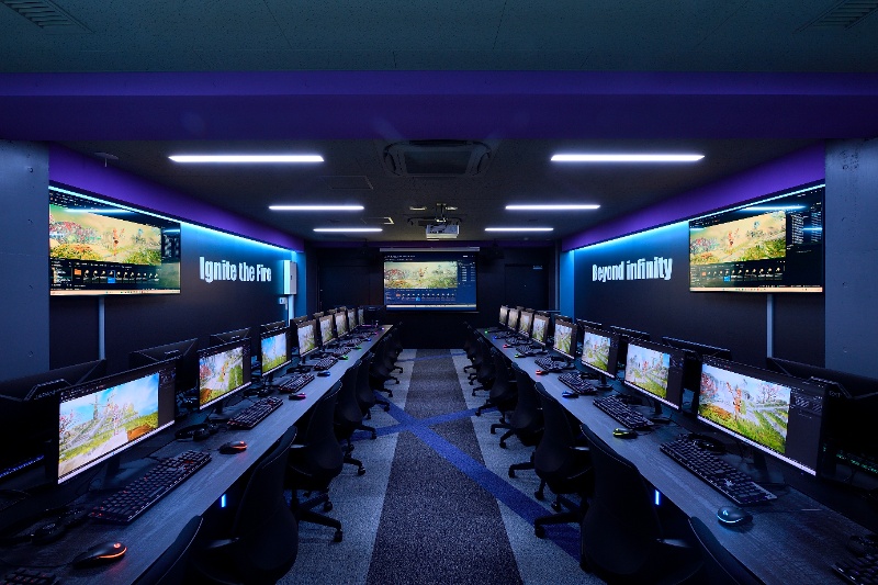 <b>■ゲーム実習室</b>
サイバー感あふれるゲーミングルームのような空間には、ゲーム開発に欠かせないハイスペックPCを完備。授業時間外も自由に利用でき、チームによる制作実習をとおして、企画力や技術力、コミュニケーション力を高めていきます。
