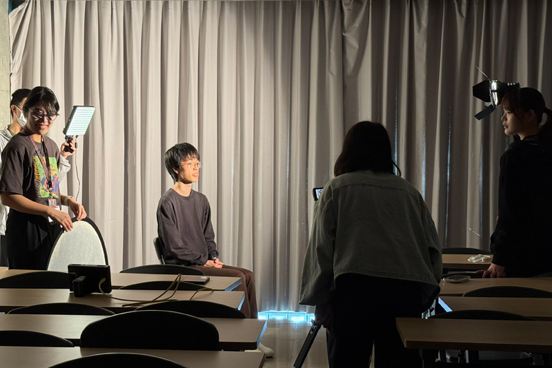 <p>【映画調のインタビュー照明】教室でも映画のライティングに挑戦！</p>