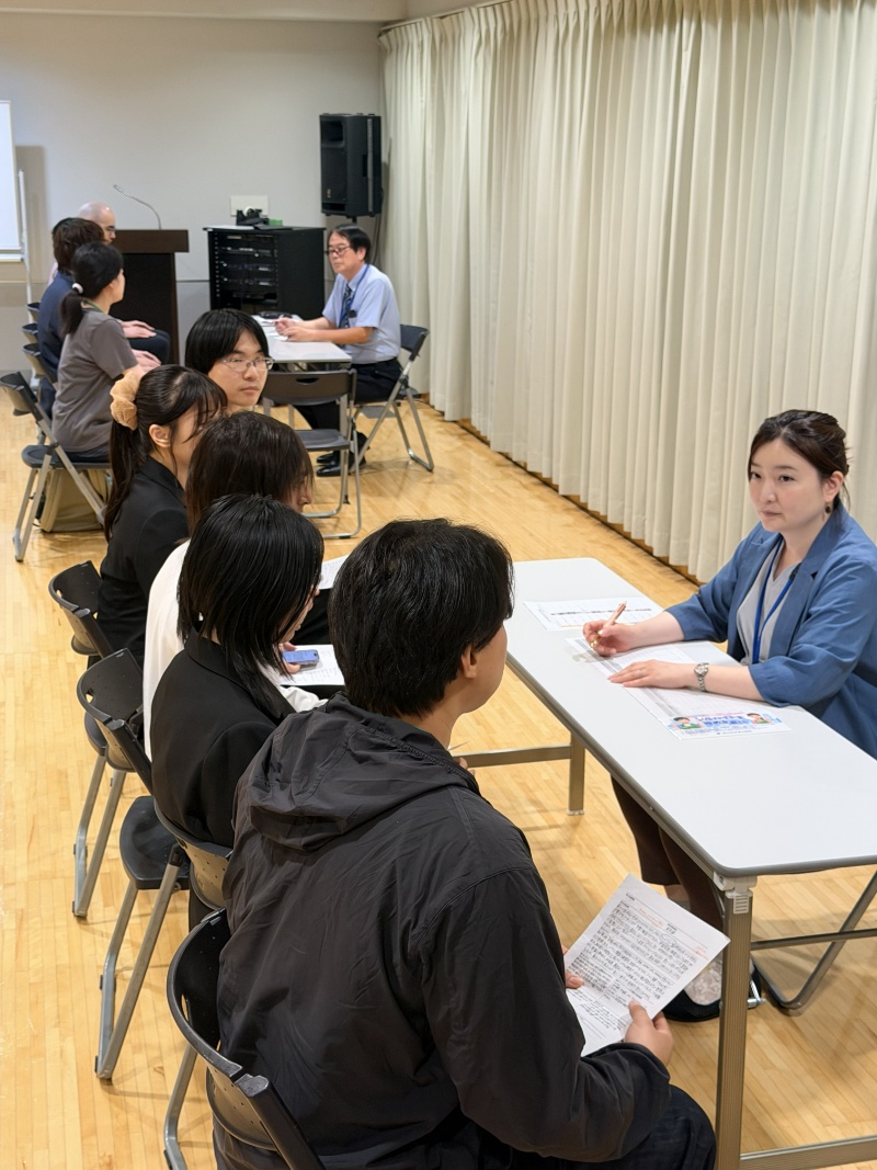 グループ面接の様子その１。緊張しながらもしっかりと受け答えしていました。
