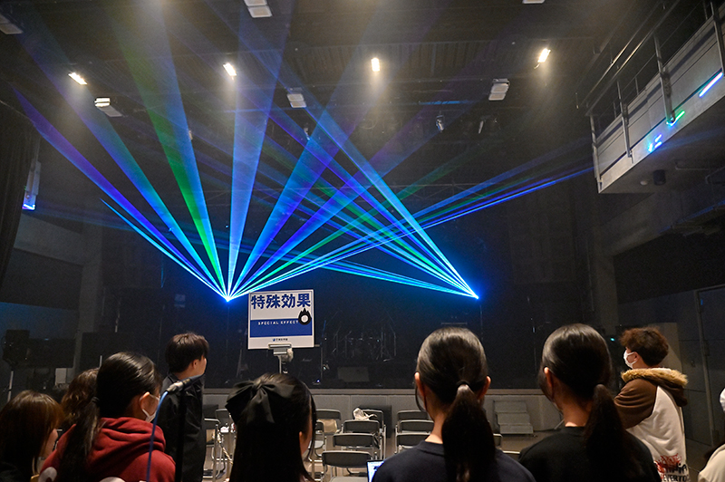 <p>PA・特殊効果などライブの演出に欠かせないスタッフの仕事を体験しました</p>