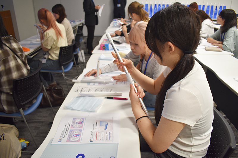 <p>実際に商品を手に取って、機能や使い方を確かめます</p>