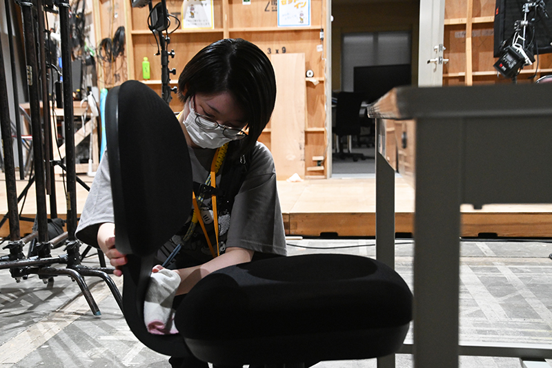 <p>出演者の衣裳が汚れないよう、用意した小道具は隅々までキレイに拭きます</p>