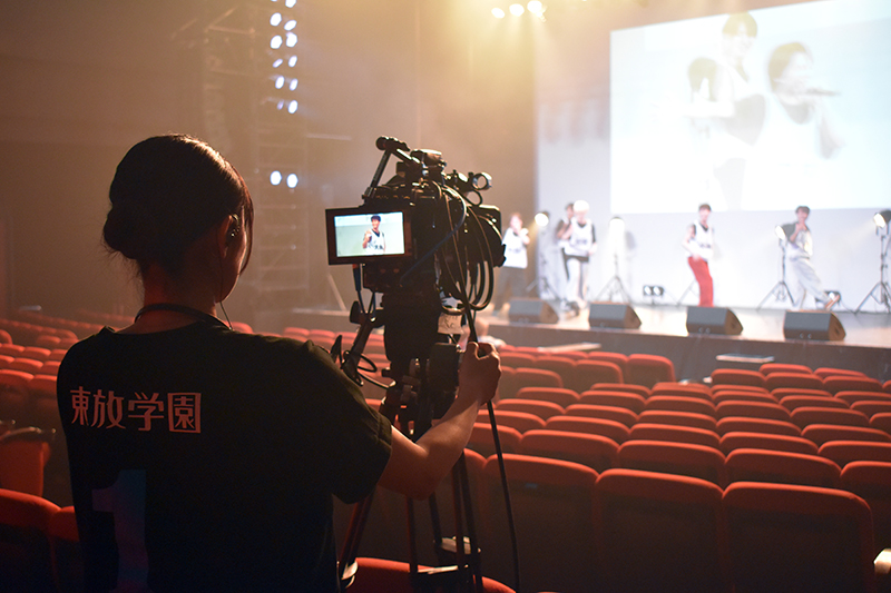 <p>5台のカメラでアーティストを撮影</p>