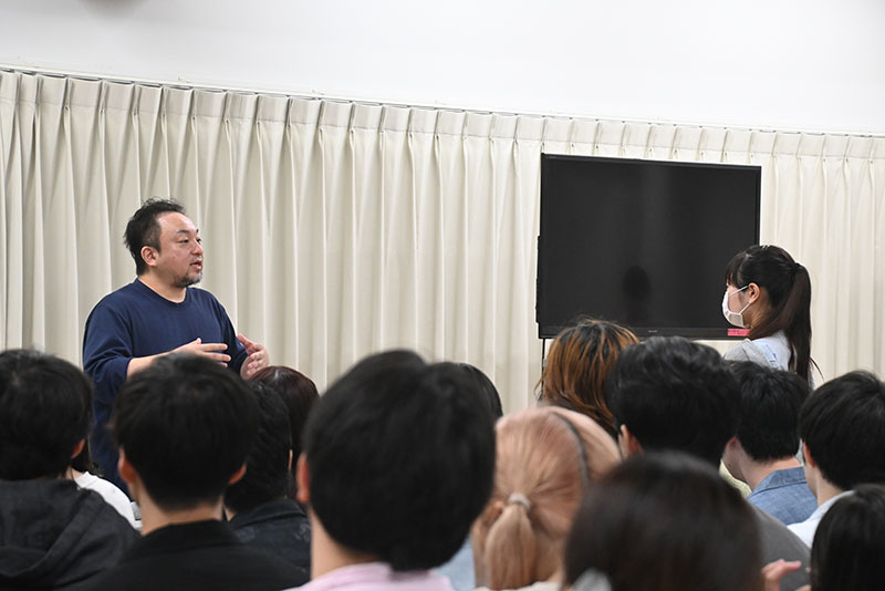 <p>学生からの質問にも答えていただきました</p>
