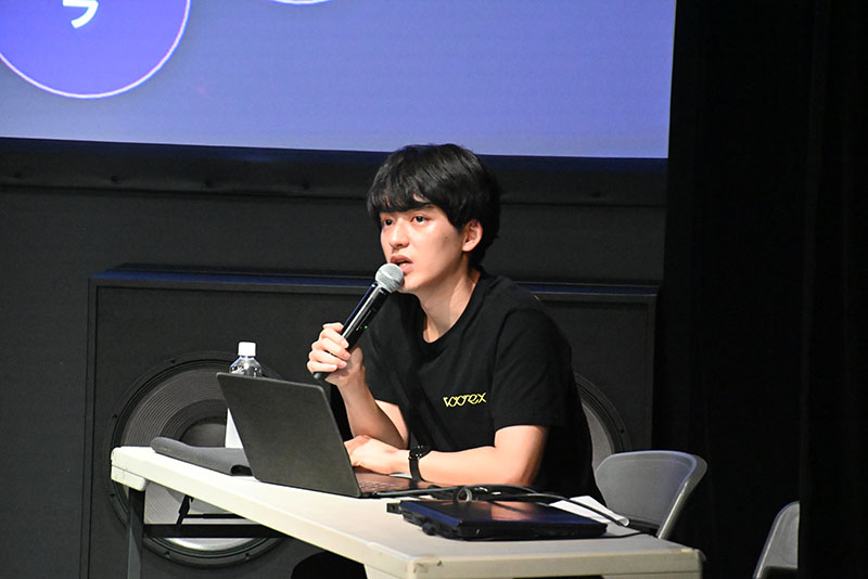 <p>専務取締役の鈴木さんにご登壇いただき、バーチャルライブ制作の裏側について解説していただきました</p>