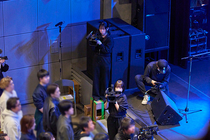 <p>ライブの様子を収録します</p>