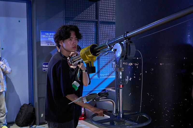 <p>俳優の声は音声スタッフがブームマイクで収録します</p>