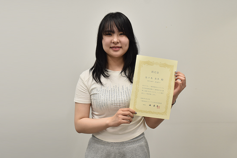 <b>■佐々木杏奈さんのコメント■</b>
<p>「通らないだろう」と思いつつ、応募。面接では音で印象が変わるアニメの魅力や制作への尊敬の思いを伝えたところ、採用して頂きました。この実績は就活でも自己PRとして活かし、志望していたアニメ音響会社の内定を獲得。頂いた奨学金で音声編集機材を揃え、将来多くの作品に関われるよう、全力でがんばります！</p>