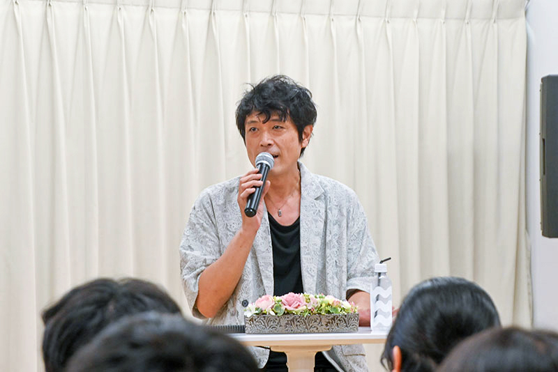 <p>『テニスの王子様』菊丸英二役や『あんさんぶるスターズ！！』斎宮宗役などで活躍中の声優・高橋広樹さんが来校！</p>
