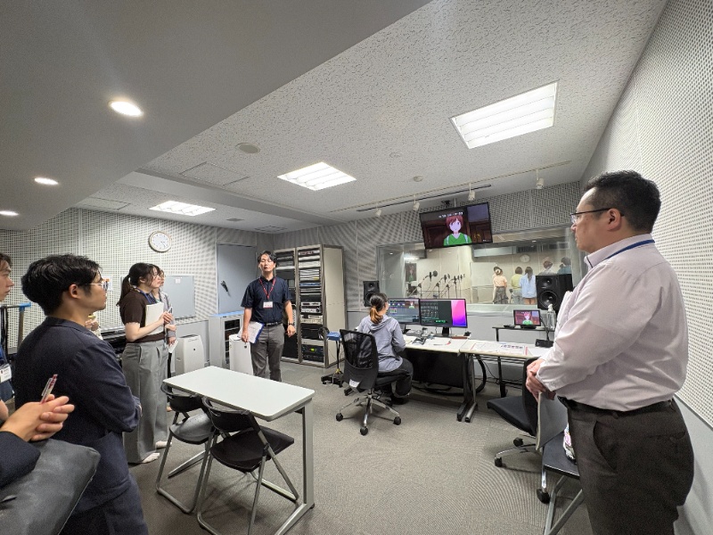 <p>最後は専門学校東京アナウンス学院新宿研究所３Fに位置するアフレコスタジオ「STUDIO CANARY」です。先生方も少し声優気分を味わいました。</p>