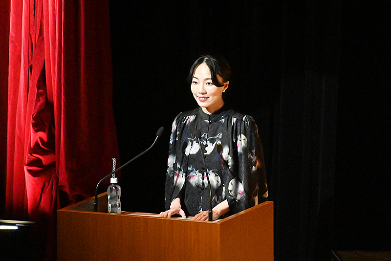 <p>式の司会はフリーアナウンサーの雨宮萌果さんにご担当いただきました！</p>