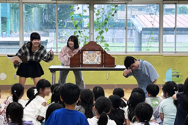 <p>新宿区立西新宿児童館にて、地域のこどもたちに向けて「紙芝居」を披露！</p>