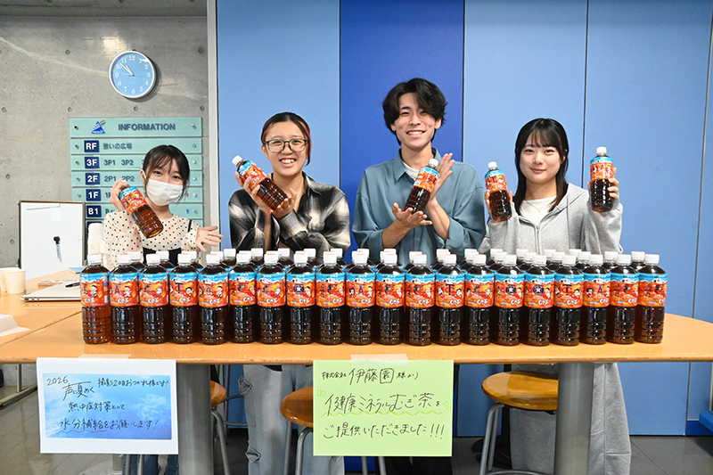 <p>株式会社伊藤園様より熱中症対策に「健康ミネラルむぎ茶」をご提供いただきました！</p>