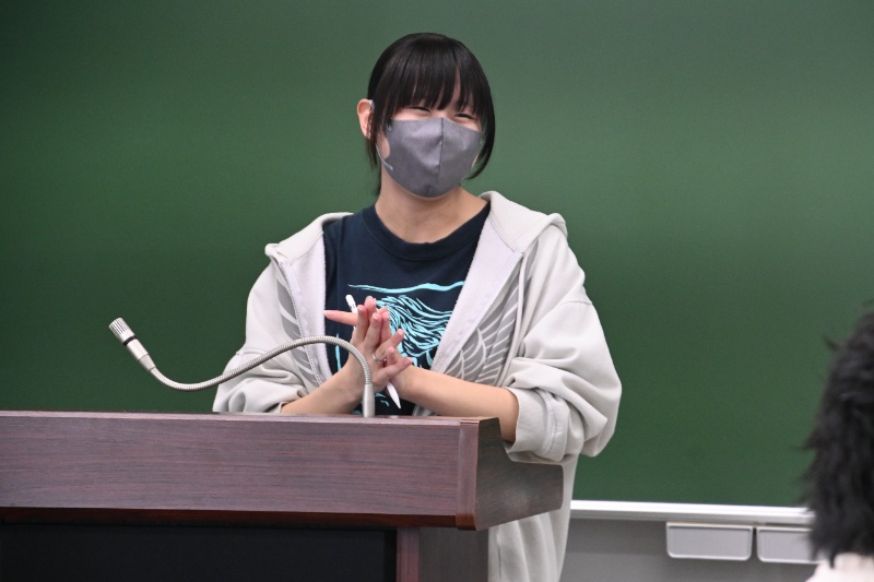 <p>収録前に、パーソナリティーやゲストの方に企画の趣旨や番組の流れを説明します</p>