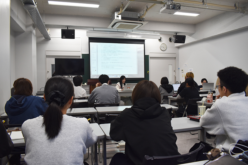 <p>学生が企画を発表</p>
