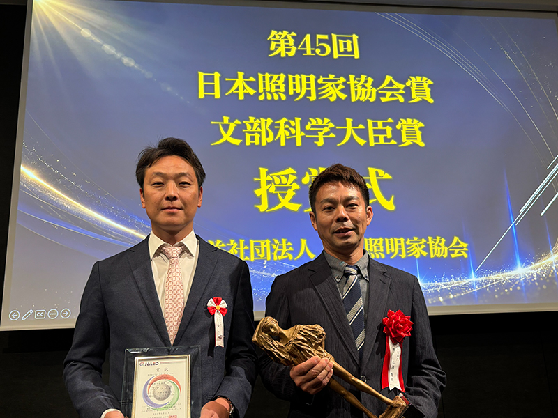 <p>左：児玉黎峰さん（04年度卒）右：松浦喬史さん（97度卒）</p>