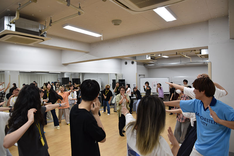 <p>身体を動かしながら声優に必要な聞く力や相手の反応を受け取りながらコミュニケーションを取る力を養いました</p>