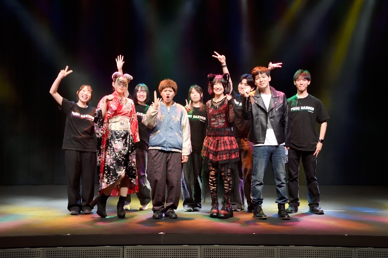 <p>ハリウさん＆在校生で記念写真をパチリ！</p>