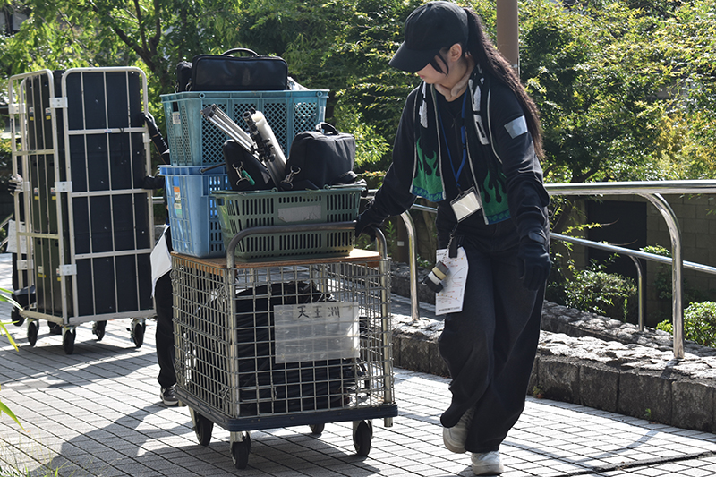 <p>トラックから機材をおろし、花火会場へ運びます</p>