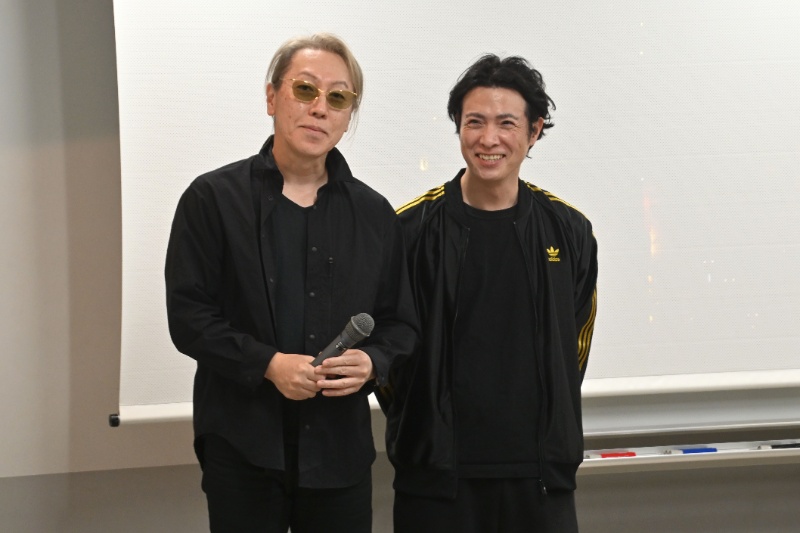 田澤さんは本学園の卒業生！元担任の大和先生と。