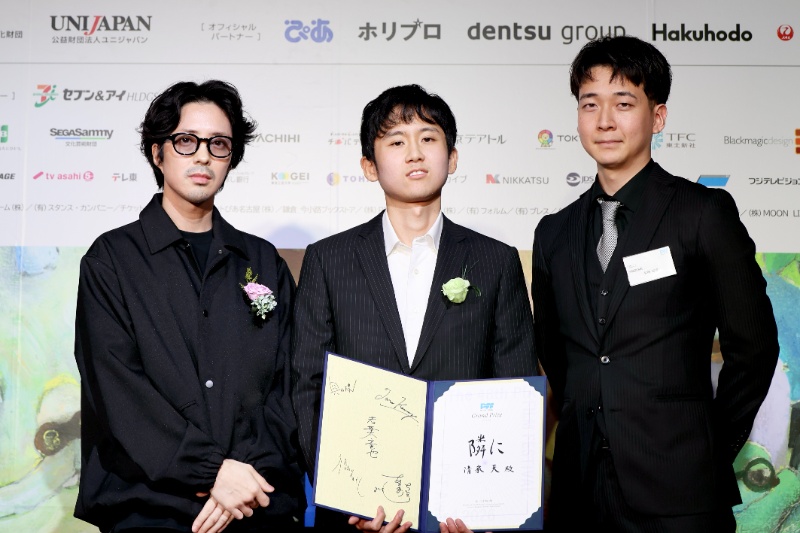 〈左〉グランプリ プレゼンター：若葉竜也さん（俳優）
〈中央〉監督：清家天さん
〈右〉撮影監督：矢崎紘亮さん
※写真提供：ぴあフィルムフェスティバル