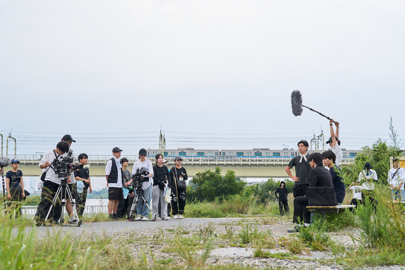 <p>河川敷や商店街でロケを実施</p>