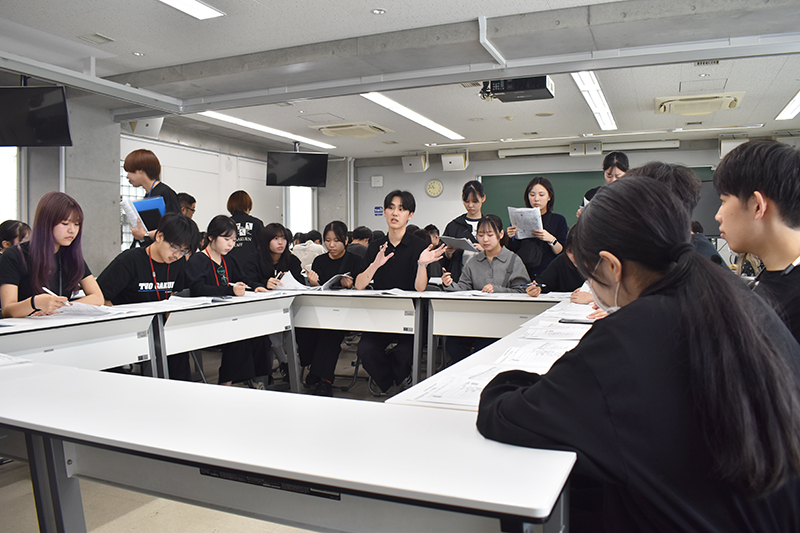 <p>技術スタッフの打ち合わせ</p>